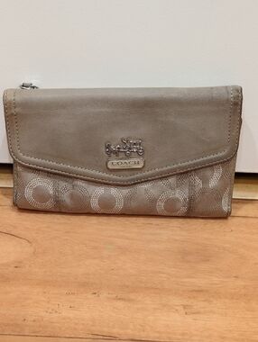 Coach Madison Dotted Op Art Signature Wallet In Taupe/Tan CALLOUTS